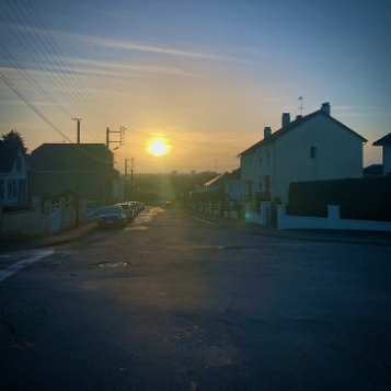 Rue Laval et coucher de soleil